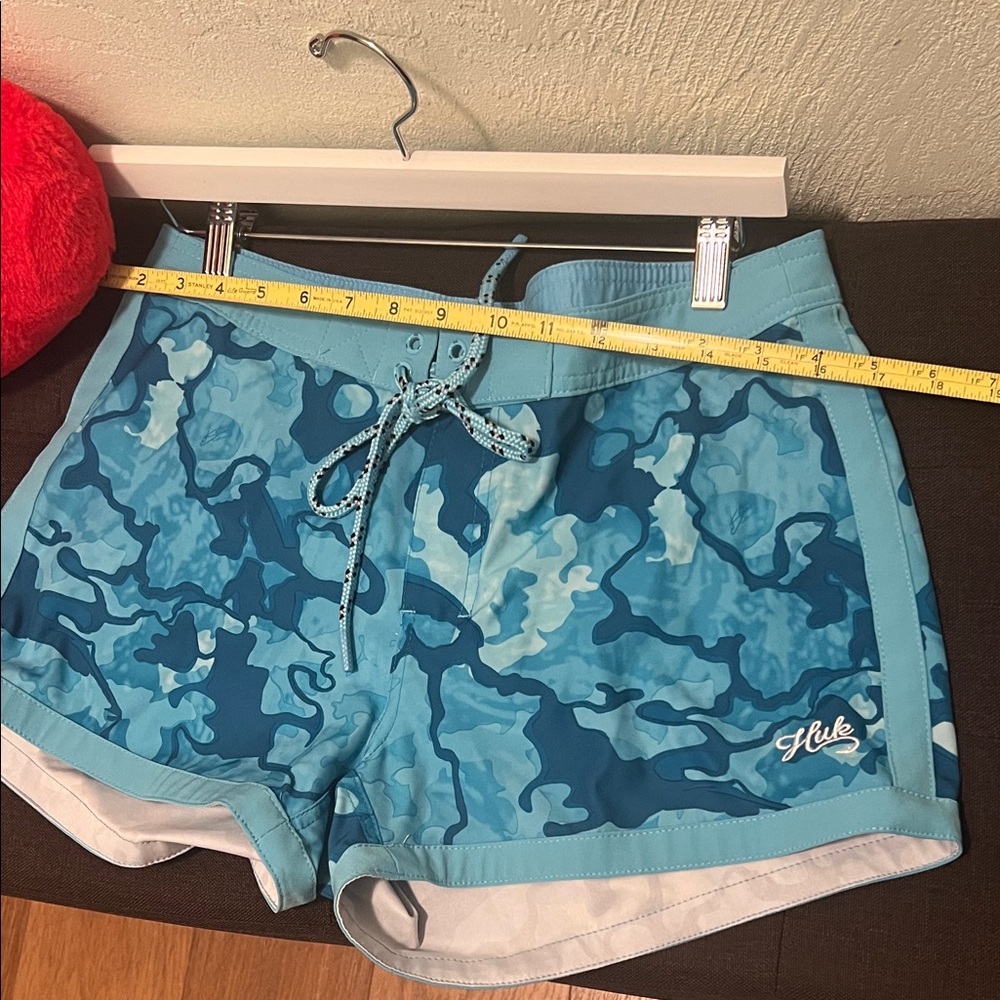 #1483+ Huk Women's Teal and Navy Camo Athletic Shorts - Picture 4 of 10